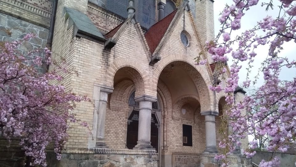 Hosínský kostel svatého Petra a Pavla je postavený ze šamotových cihel