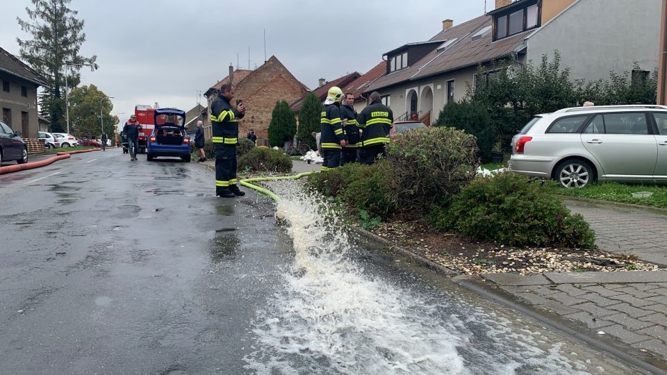 Podle starosty Brodku u Přerova rozvodněná Olešnice nemusela desítky domů vůbec zaplavit