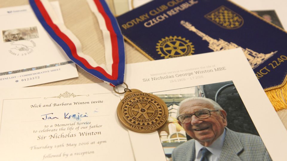 Medaile, kterou českoslovenští rotariáni ocenili Nicholase Wintona