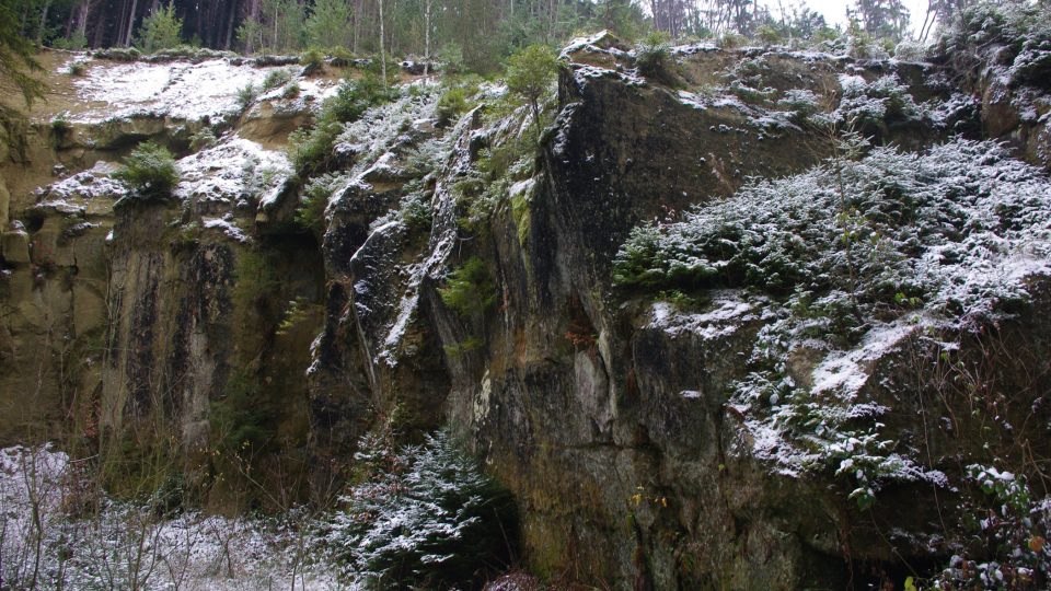 Horní vrstvy pískovce nejsou pro kamenickou výrobu vhodné