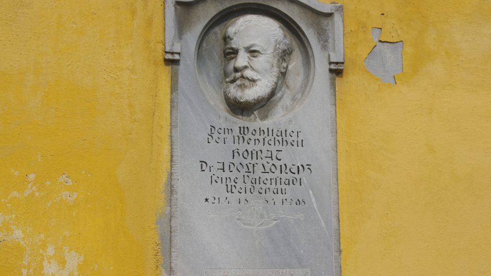 Pamětní deska významného lékaře Adolfa Lorenze na náměstí