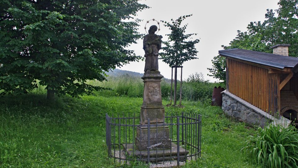 Rustikální sv. Jan Nepomucký stojí u kostela.JPG