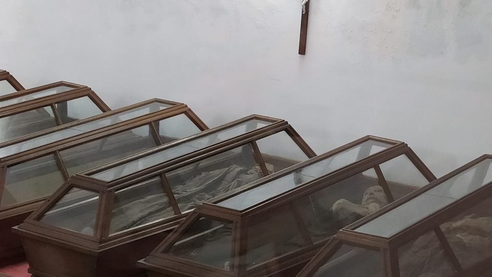 Mumie jsou bezpečně schovány za skleněnou stěnou