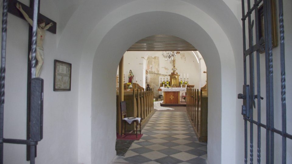 Prostor pod věží kostelíka