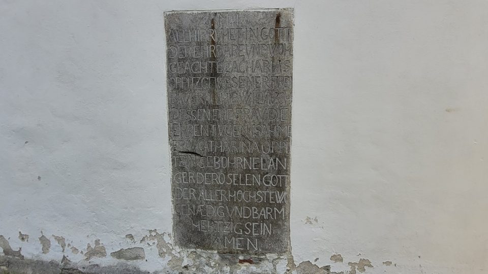 Epitaf držitele svobodného dvorce v Bernarticích Zachariáše Opitze a jeho ženy Kateřiny