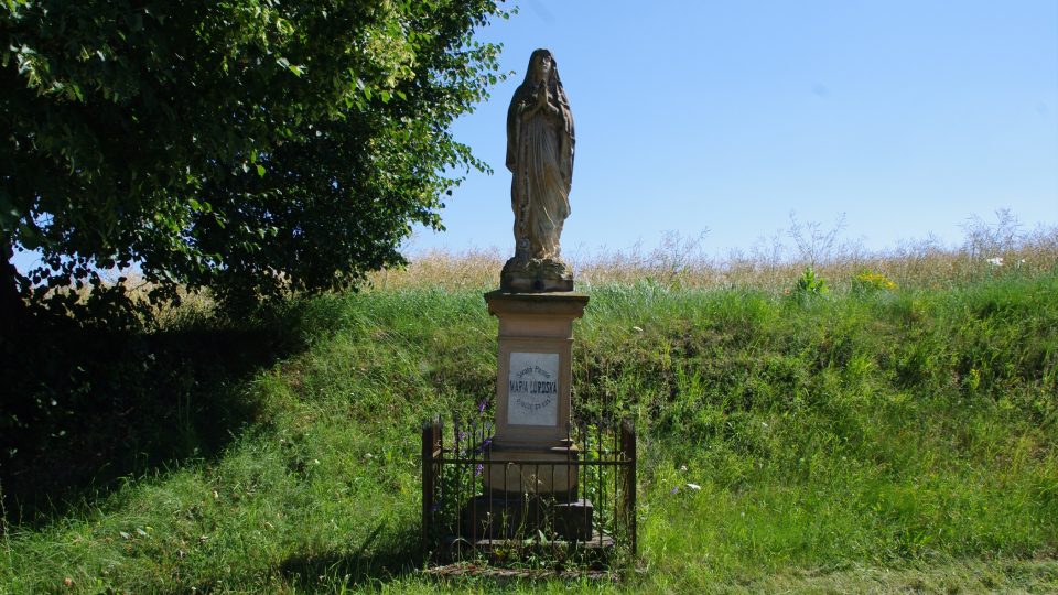 U Familie najdeme zvoničku a u ní tuto sochu Panny Marie Lurdské