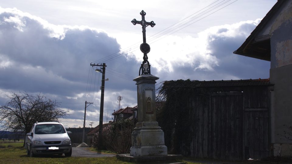 Kříž na kraji obce