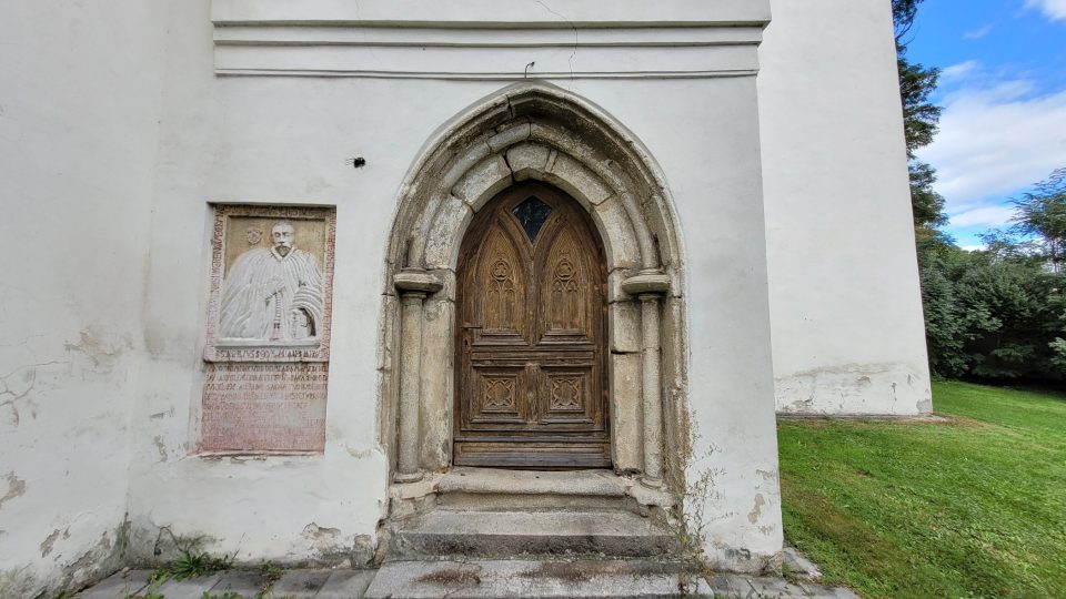 Epitaf místního faráře Adama Merkela z roku 1597 a jeden ze dvou gotických portálů