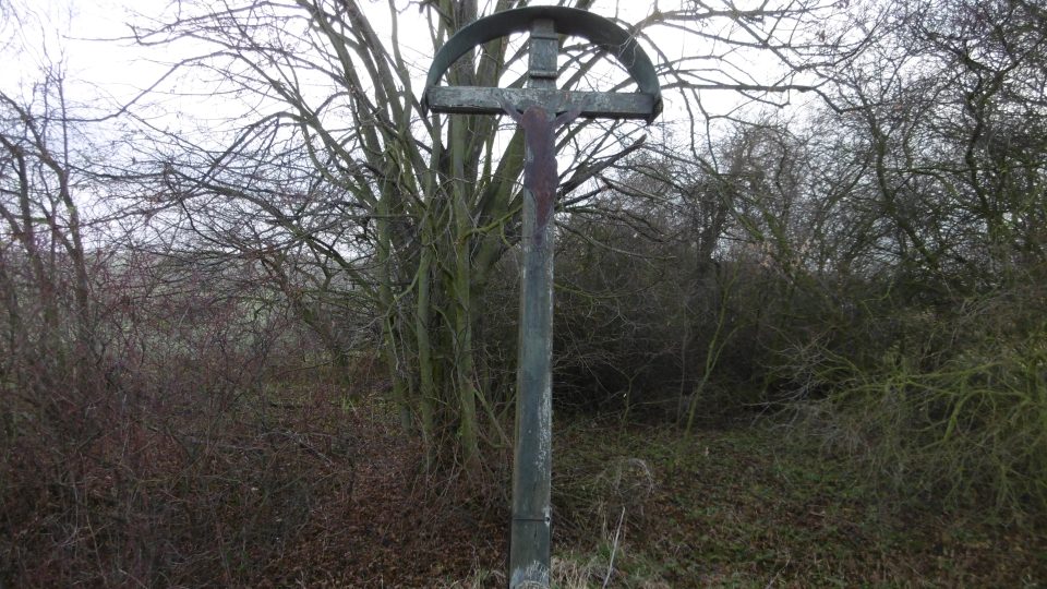 Dřevěný kříž u silnice do Býškovic