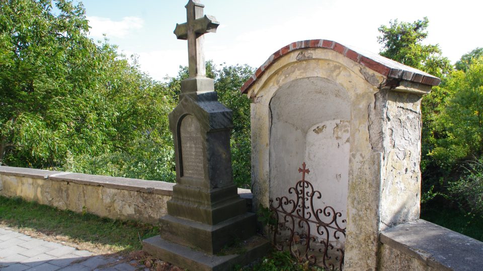 Pozůstatky starého hřbitova najdeme v areálu dodnes