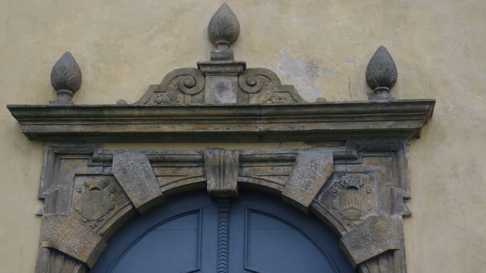 Manýristický portál kaple s erby rodu Lichtenštejnů a Boskoviců