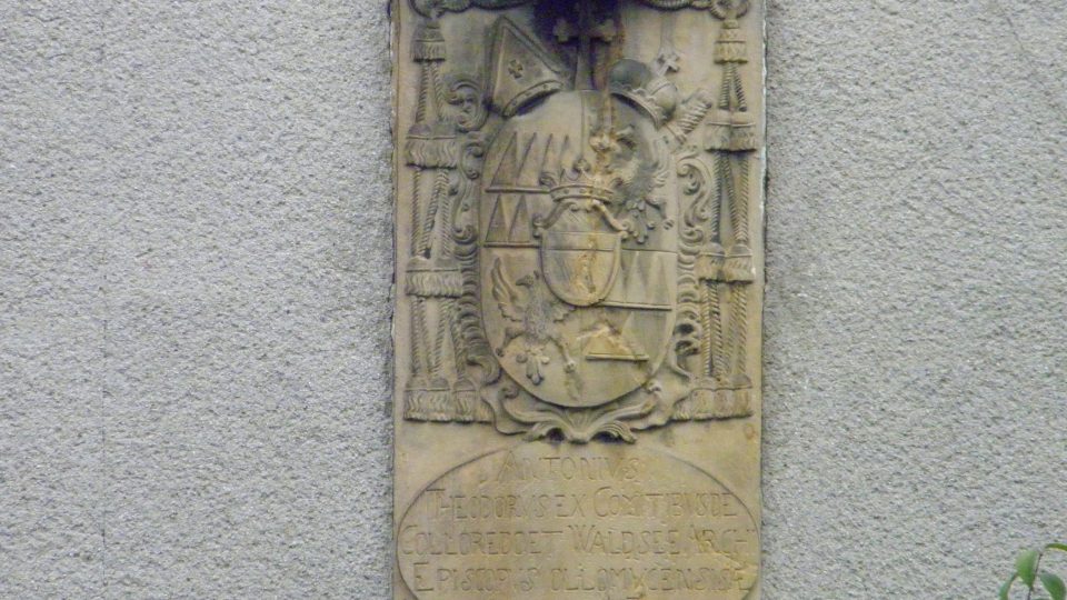 Pamětní deska arcibiskupa Antonína Theodora Colloredo-Waldsee na faře ve Zvoli