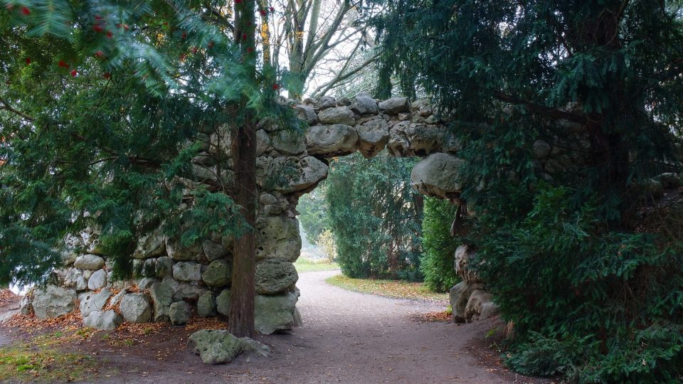 Kamenná brána v zámeckém parku
