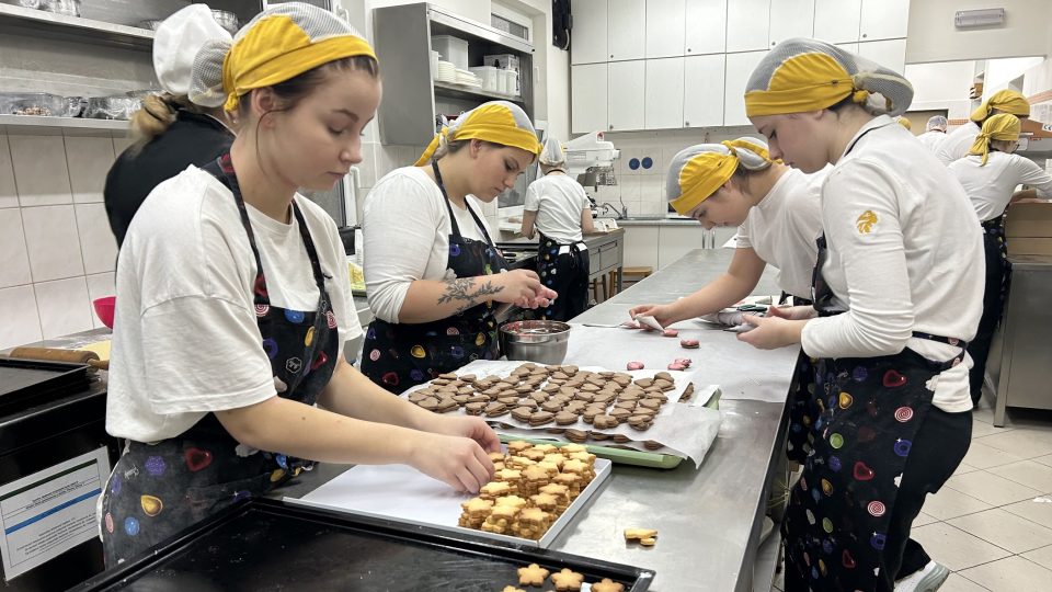 Studenti přerovské střední školy gastronomie a služeb připravují vánoční cukroví