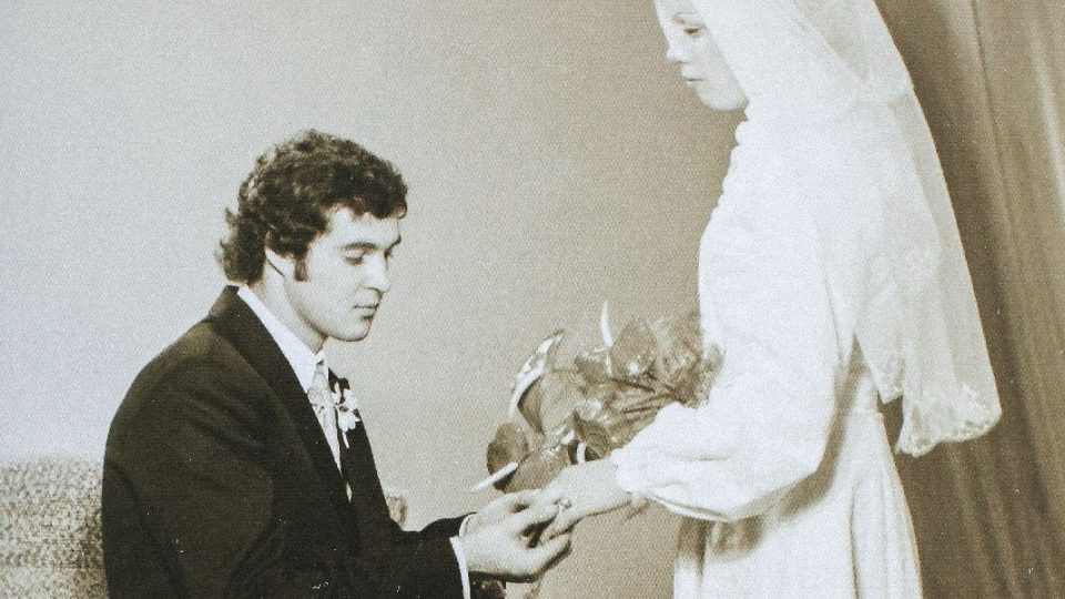 Manželé Zapletalovi na svatební fotografii