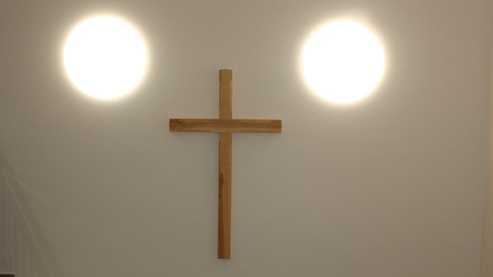 Kříž na chodbě Domova Přístav
