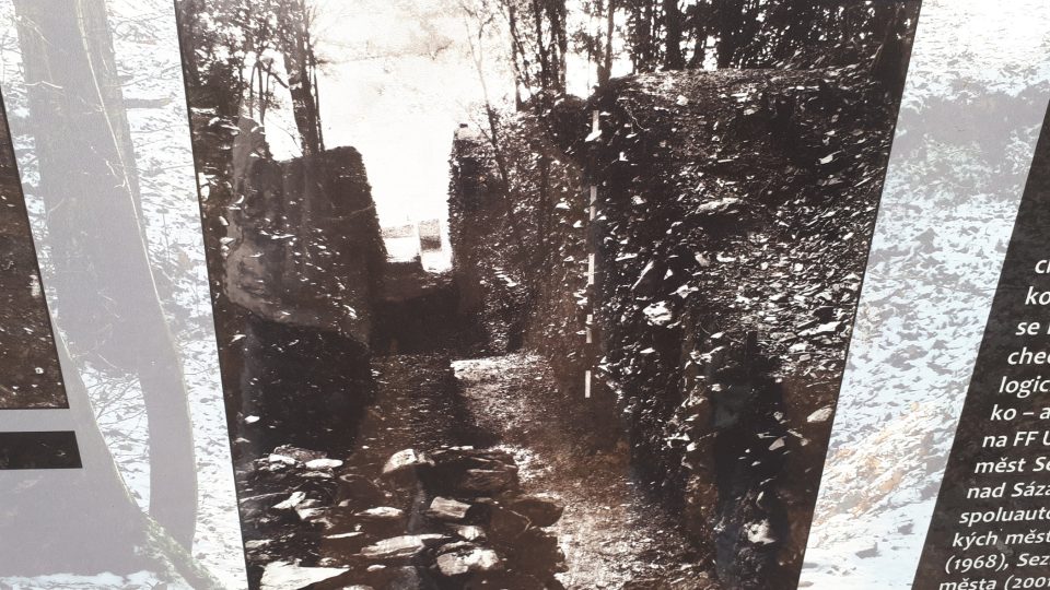 na panelech jsou dokumentální fotografie , které odhalují archeologické práce (2).jpg