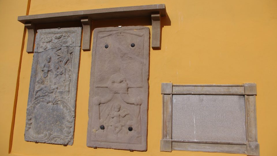 Další náhrobní desky na zdi kostela
