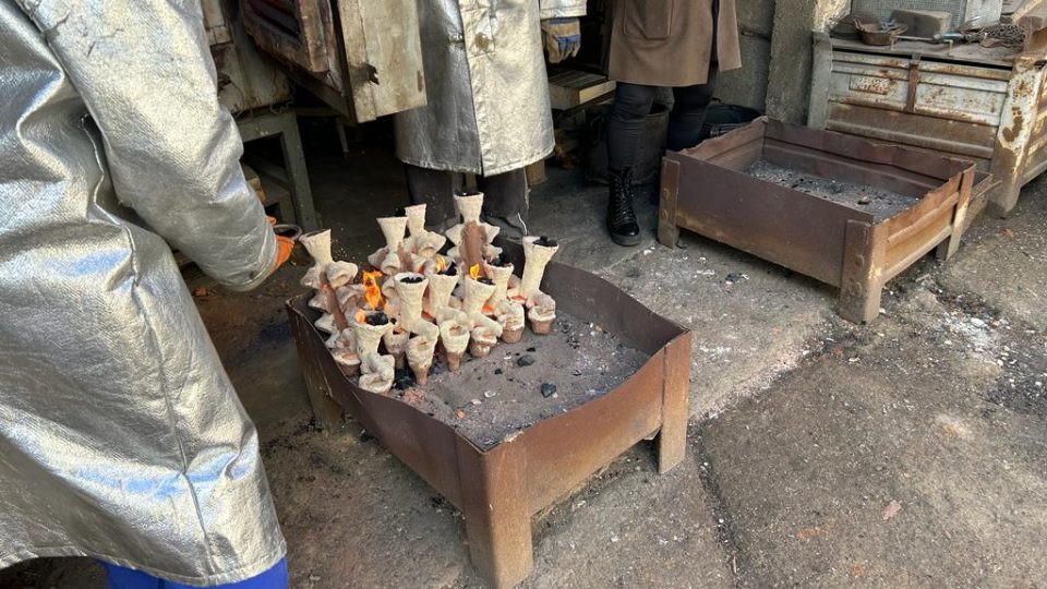Ve zvonařské dílně v Brodku u Přerova ve velkém vyrábí malé zvonečky a další miniatury určené pro vánoční trhy