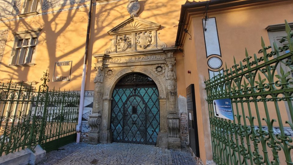 Renesanční portál je jedním z mála prvků dochovaných z původní renesanční podoby zámku