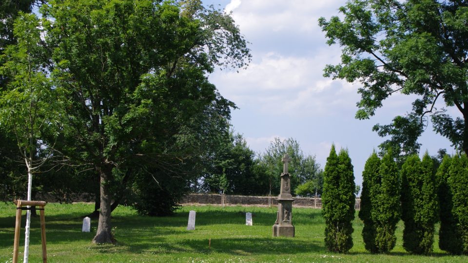 Prostor kolem kostela dnes slouží jako park i hřbitov