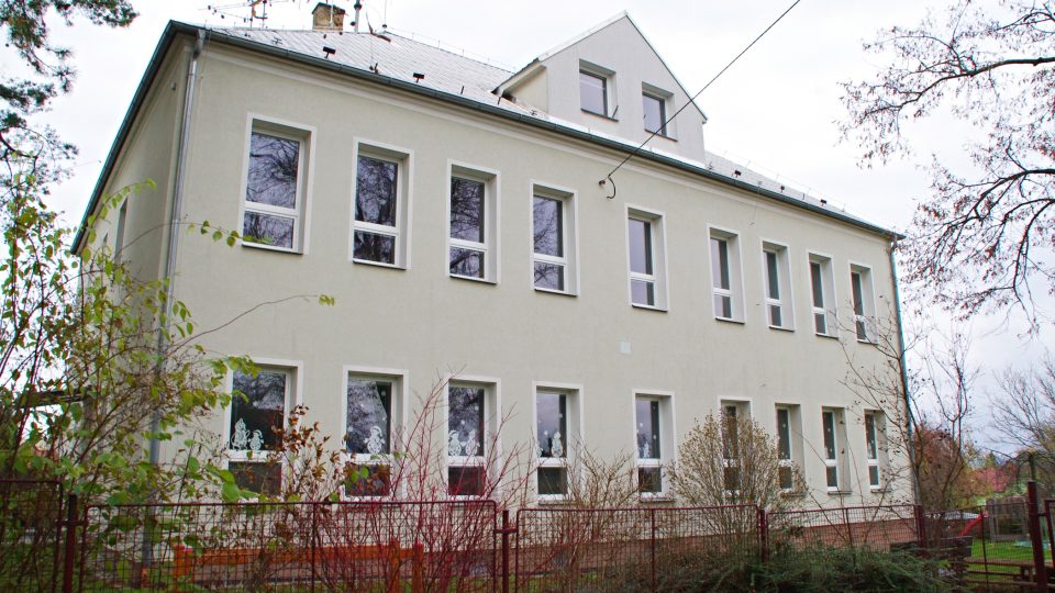 Bývalá škola v tzv. České čtvrti Nemilan u vlakové zastávky
