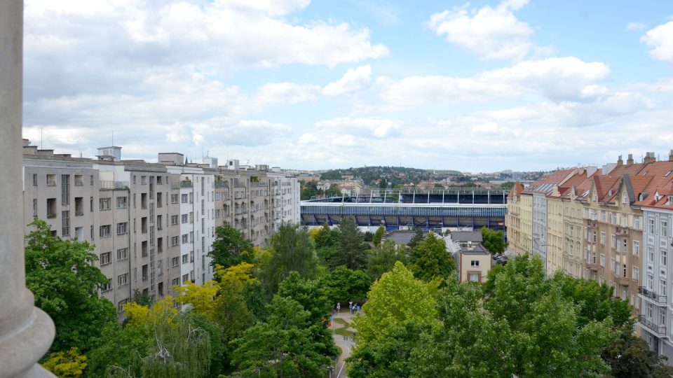 Pohled z ochozu ke stadionu Sparty, vlevo bytový komplex z 50. let 20. století zvaný Molochov