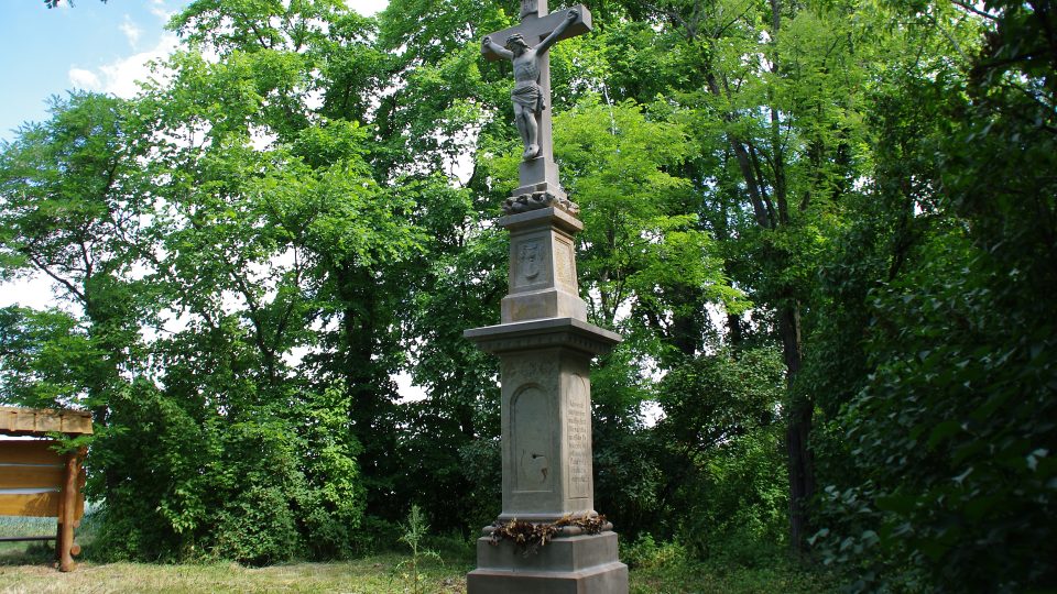 Misijní kříž na vrcholu Stráž patří k nejstarším ve Smržicích