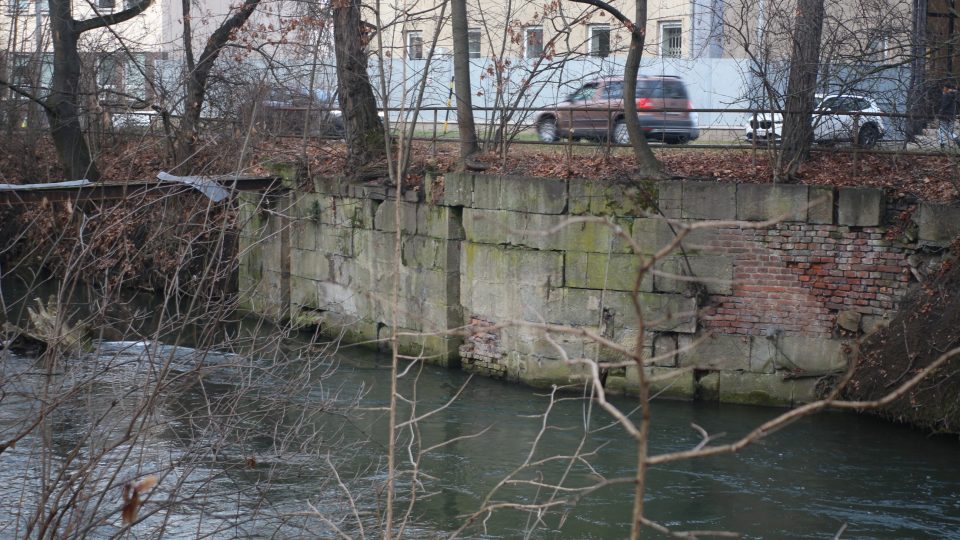 Zbytky barokního opevnění v korytě Mlýnského potoka v Olomouci