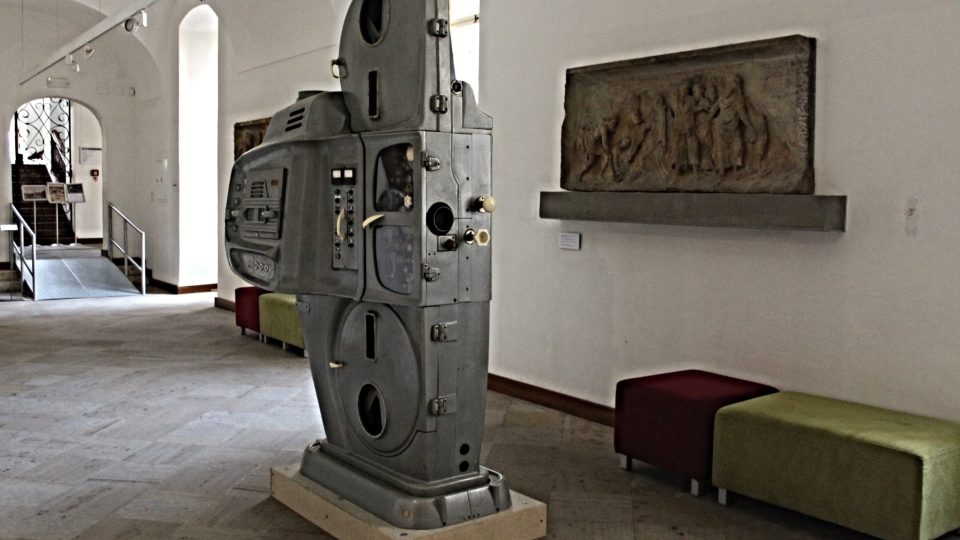 Největší promítačka z Meopty na výstavě ve Vlastivědném muzeu v Olomouci