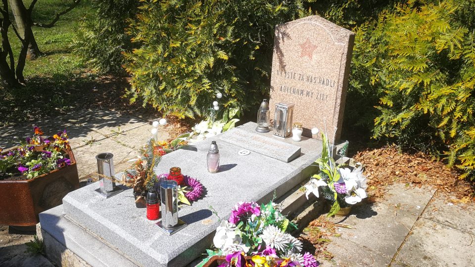 Hrob Ivana Konareva na hřbitově v České Vsi