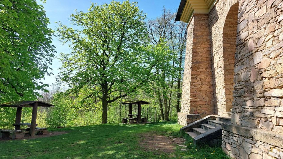 Kolem rozhledny stojí lavičky. Konají se tam i svatby | foto: Irena Šarounová, Český rozhlas Kolem rozhledny stojí lavičky. Konají se tam i svatby