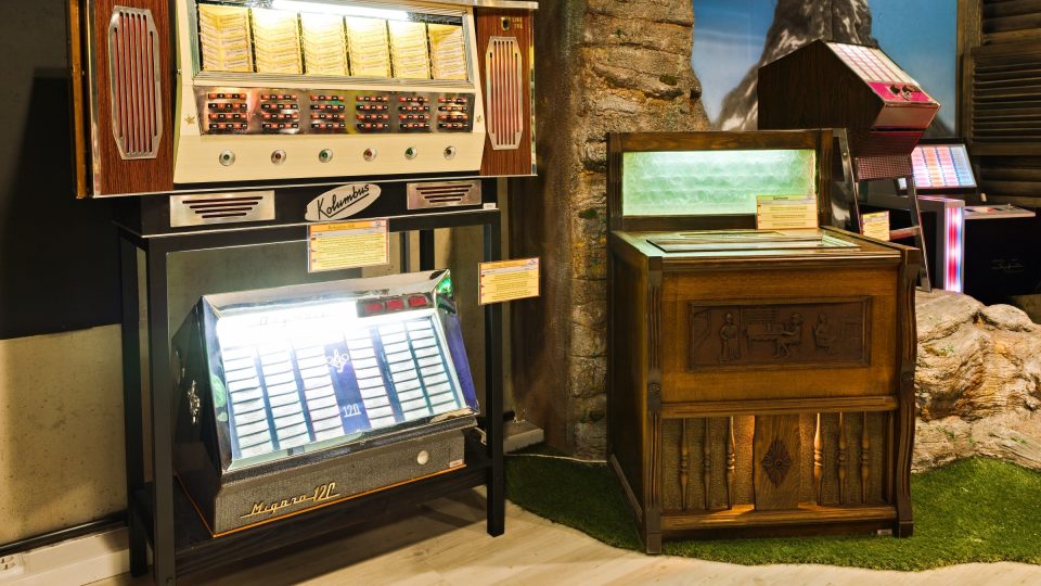 Přestože jukeboxům dominovala Amerika, v muzeu mají speciální oddělení i pro ty z evropské produkce | foto: Zdeněk Truhlář, Český rozhlas Přestože jukeboxům dominovala Amerika, v muzeu mají speciální oddělení i pro ty z evropské produkce