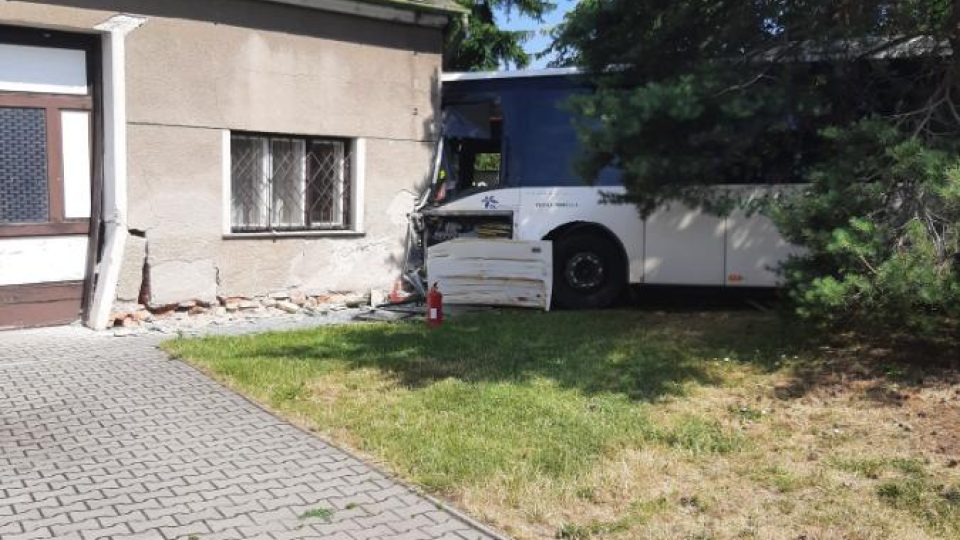 V Lutíně havaroval autobus, naboural do domu