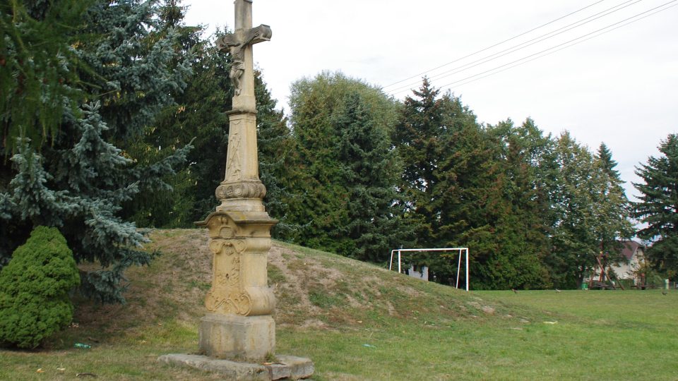U hřiště stojí i starý kříž