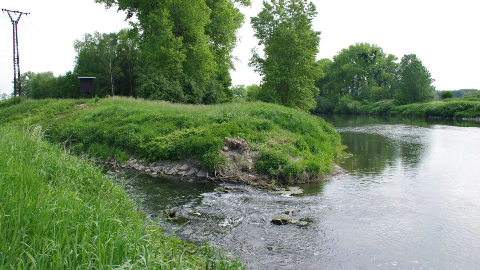 Nedaleko sifonu se řeka Valová vlévá do Moravy