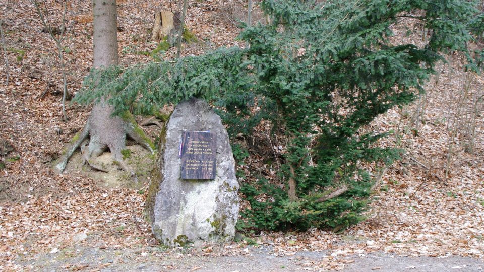 Pomník třem mladíkům, které zastřelili ustupující němečtí vojáci přímo naproti hostinci