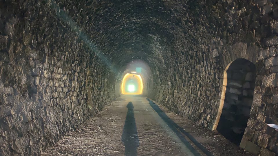 Stíny v tunelu umí pěkně čarovat s lidskou postavou