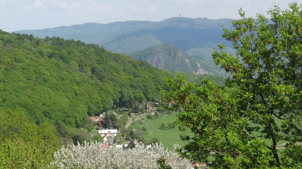 Pohled z Erbenovy vyhlídky na Bukovou horu s vysílačem