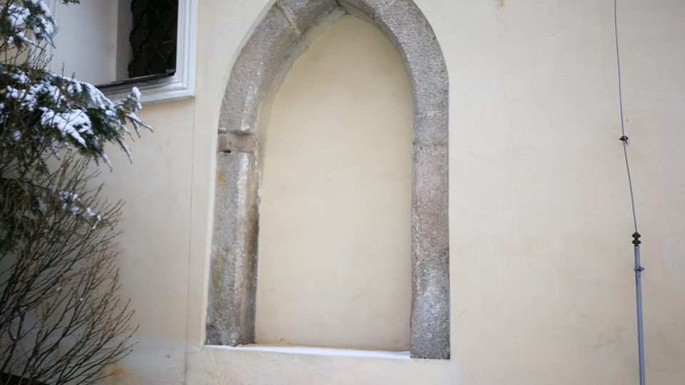 Gotické prvky najdeme v kostelním zdivu i dnes