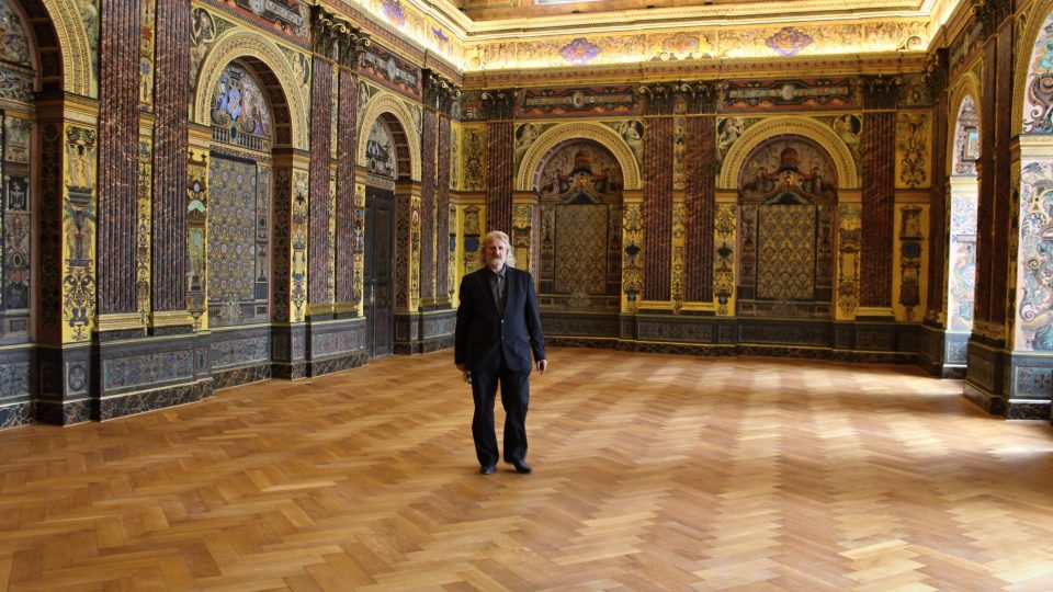 Radomír Surma ve zrestaurovaném sálu na ZŠ Komenium