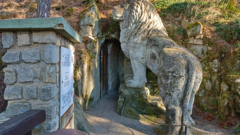 Vchod do jeskyně střeží velký kamenný lev, který původně hlídal 14 metrů vysokou sochu Tomáše Garrigua Masaryka