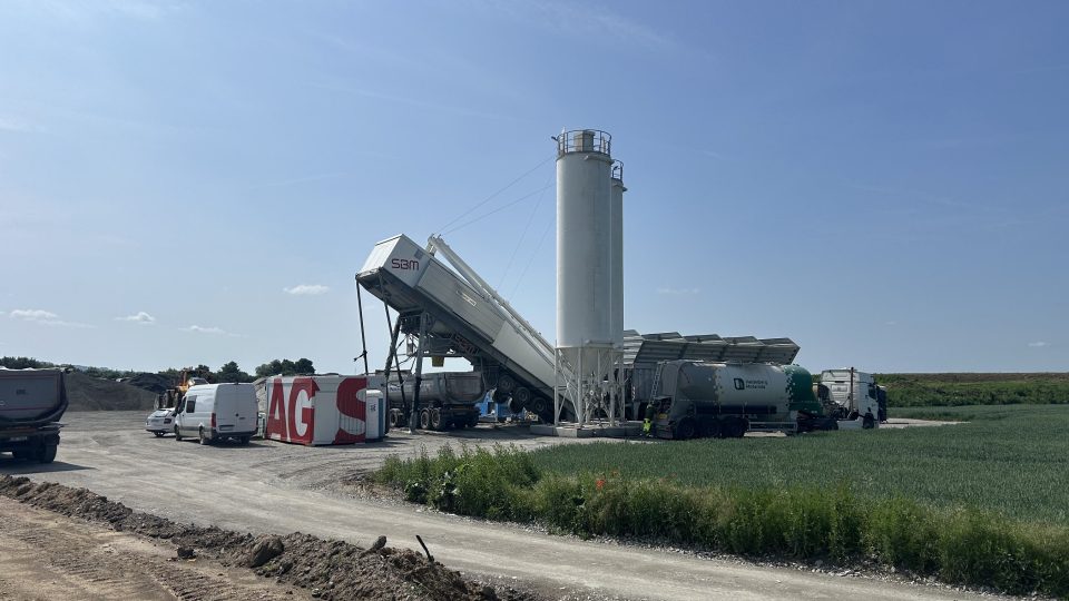 Na posledním chybějícím úseku dálnice D1 začali se zkušebním betonováním