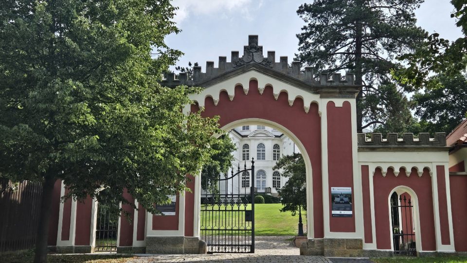 Červená zámecká brána Karlovy Koruny | foto: Vladislava Wildová, Český rozhlas Červená zámecká brána Karlovy Koruny