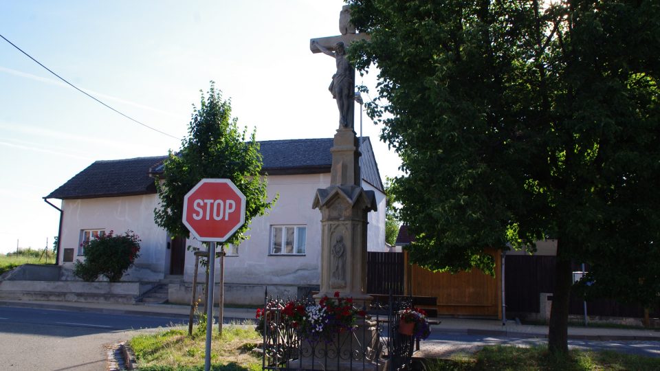 Na křižovatce s hlavní silnicí stojí jeden z křížů