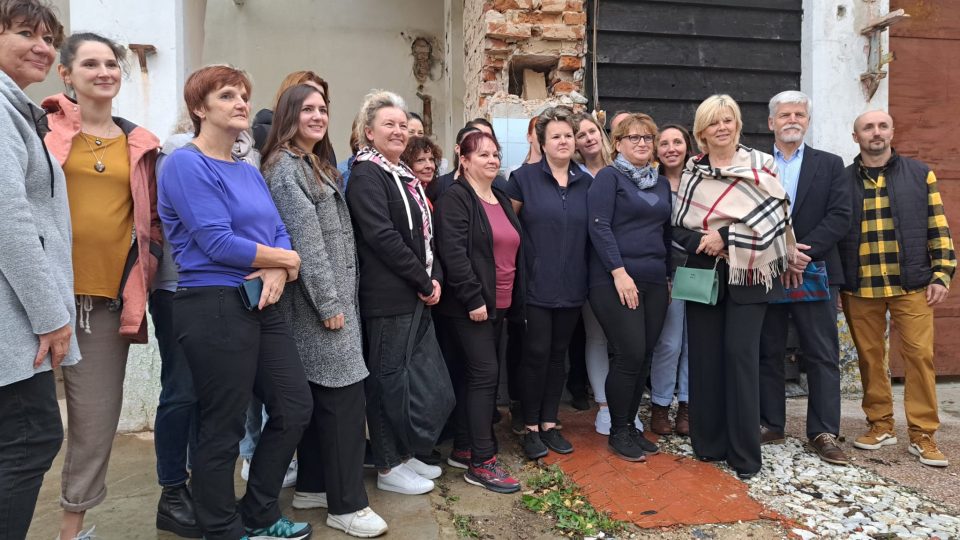 Prezident Petr Pavel se svojí ženou Evou navštívil během úterý textilní firmu Woox v Jeseníku