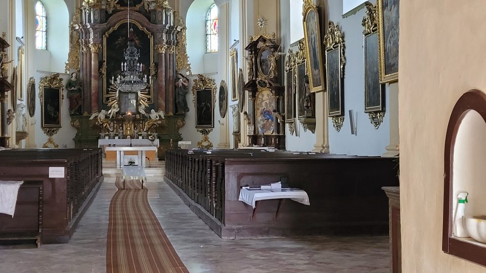 Interiér kostela zdobil i Jan Kryštof Handke