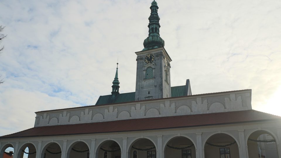 Pohled na lodžii muzea a věž kostela Povýšení sv. Kříže