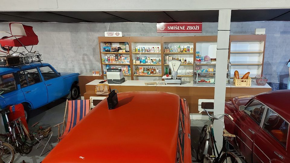 Součástí expozice je i běžný obchod Jednoty