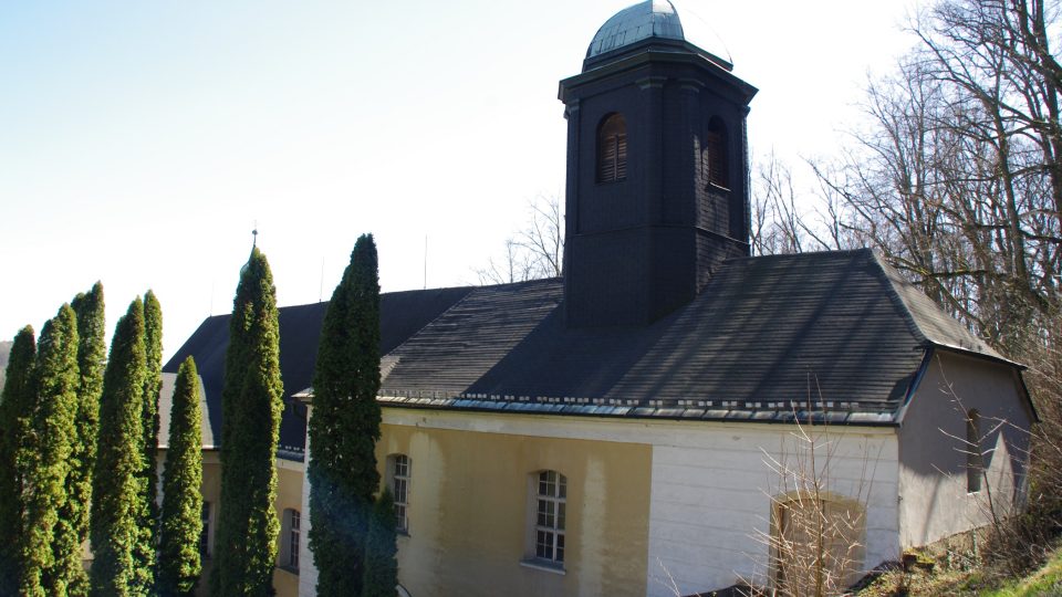 Kostel sv. Gotharda vznikl přestavbou někdejší kaple patřící k hradu